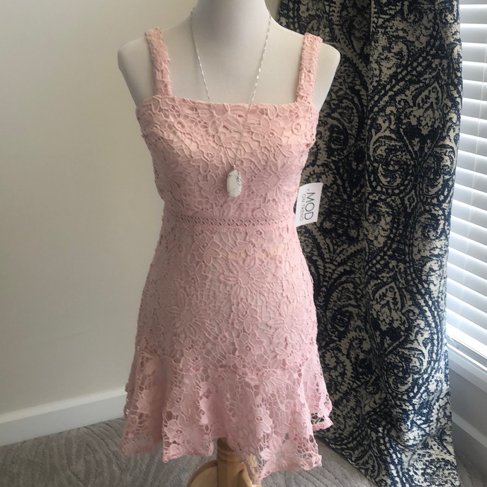 Size Sm MOD blush, lace dress